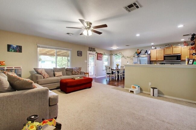 Building Photo - 450 Carriage Way