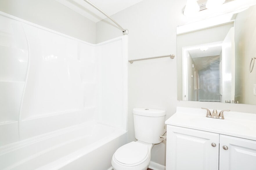 Building Photo - 581 Woodcrest Dr