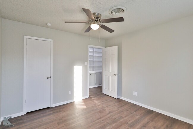 Building Photo - 4350 Bluebonnet Ct