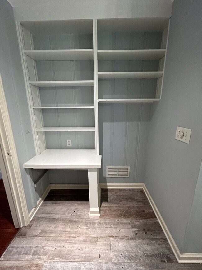 Building Photo - Charming 3/2 House in College Heights- $2,250