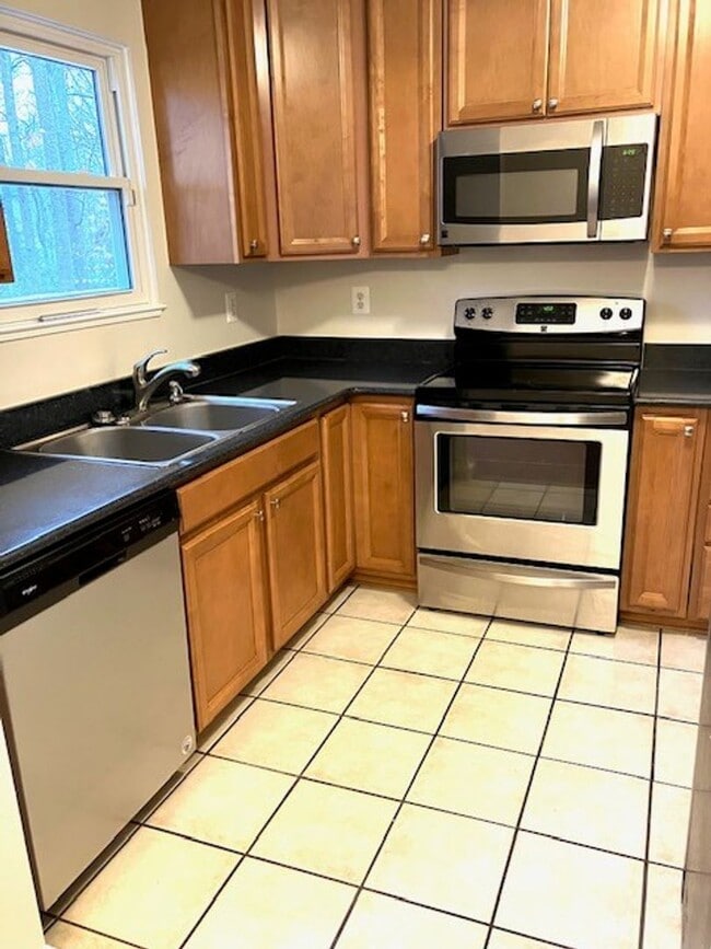 Building Photo - SPACIOUS HOME ON LARGE LOT - 4 BEDS 2.5 BATHS
