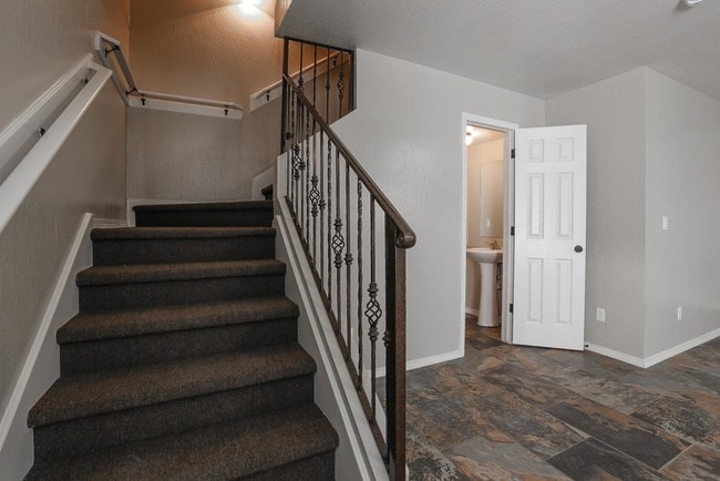 Building Photo - 512 Center Way