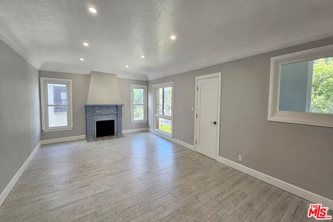 Building Photo - 1152 S Hayworth Ave