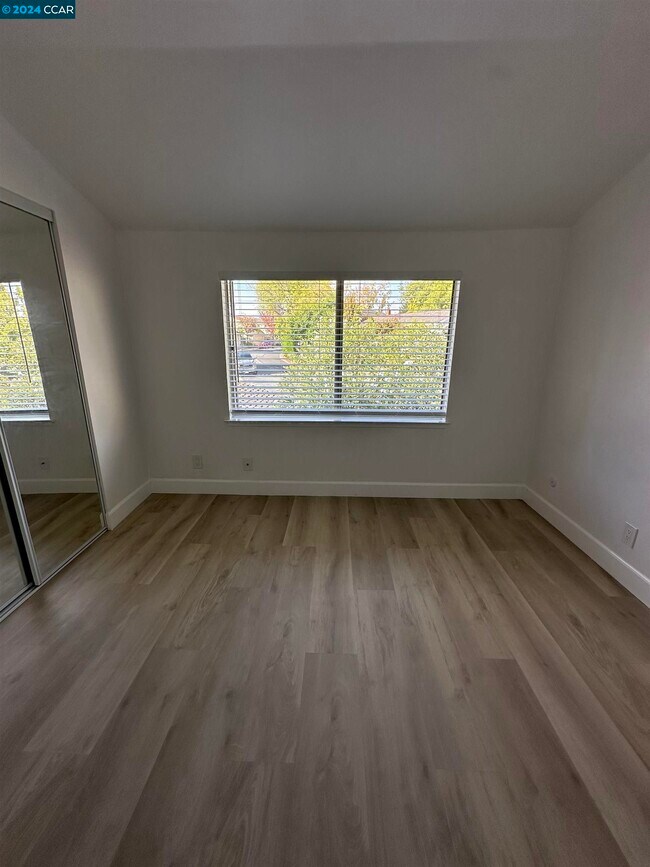 Building Photo - 1700 Siskiyou Dr