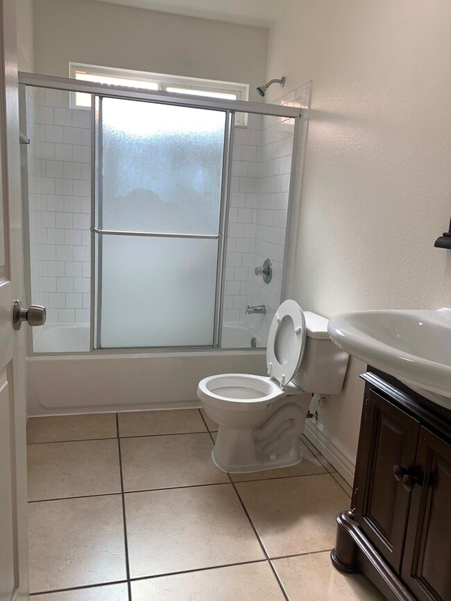 Building Photo - 119 E 84th St