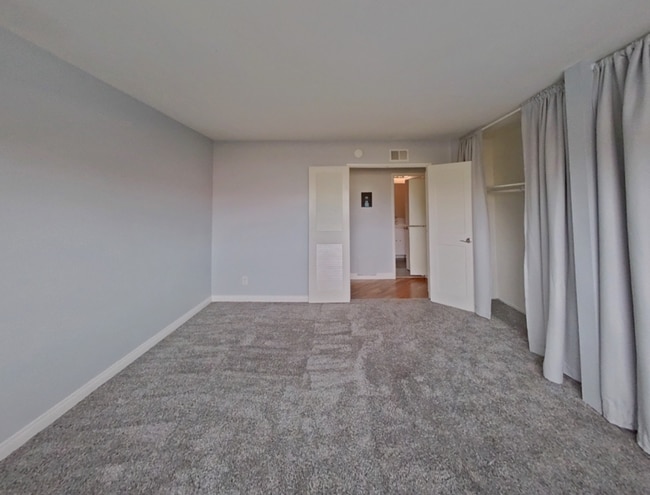 Building Photo - Spacious 1 Bedroom Condo in the Gated Park Bristol Community