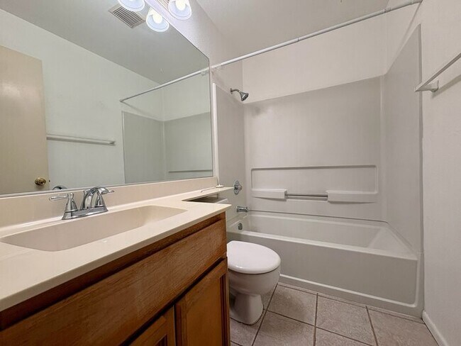 Building Photo - Beautiful 3 bedroom 2.5 bathroom in Antelope!