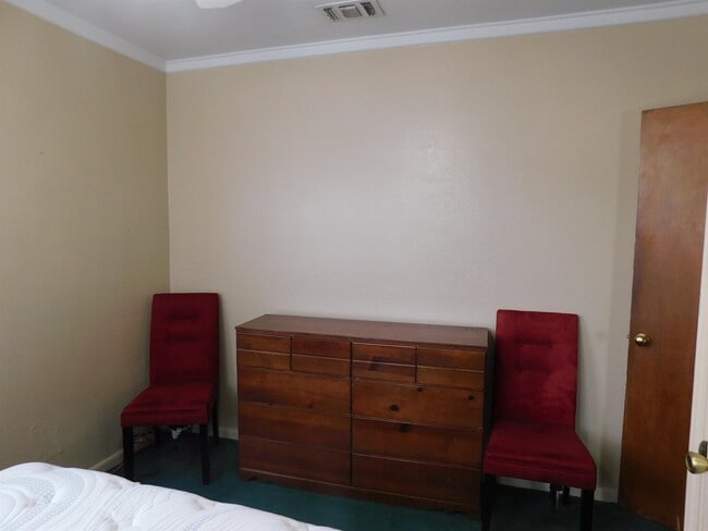 Building Photo - 610 W 7th St