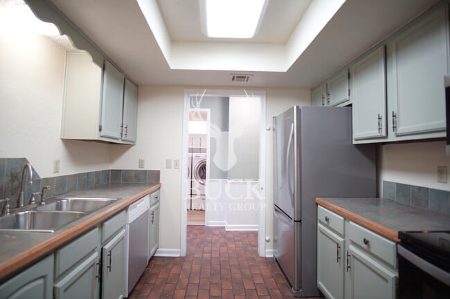 Building Photo - 1630 Kavel Dr