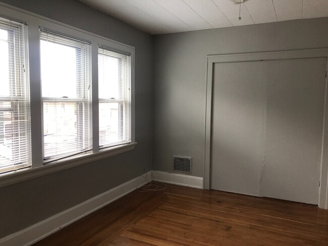 Building Photo - 5 Bedroom/3 Bathroom, mins. from UC $750/p...