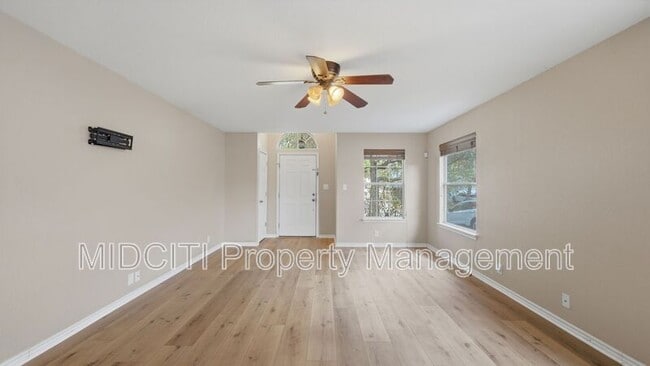 Building Photo - 2432 Medina Dr