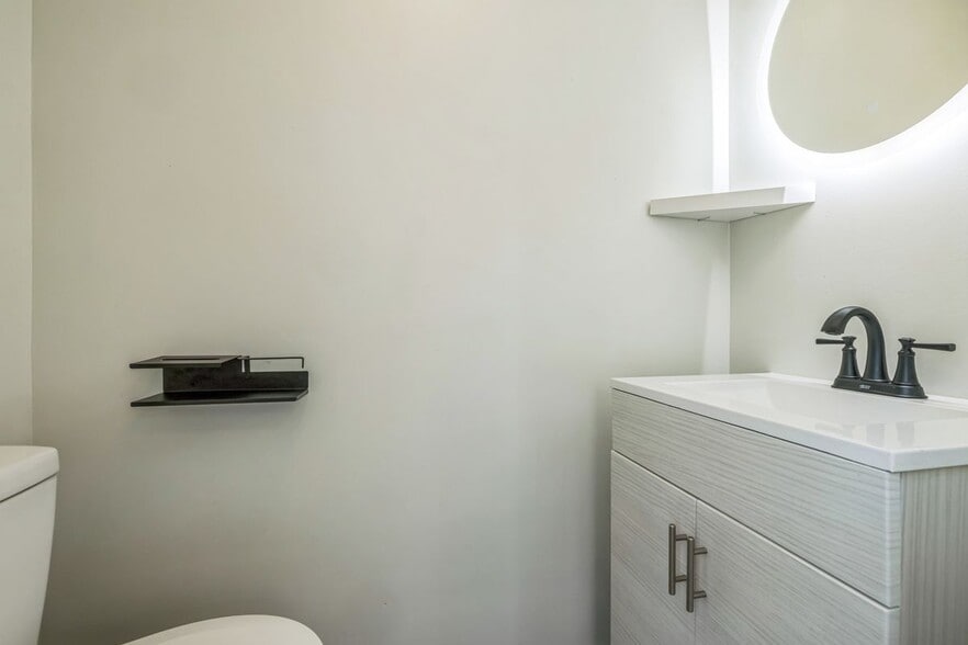 Building Photo - 1611 Alverado Ave