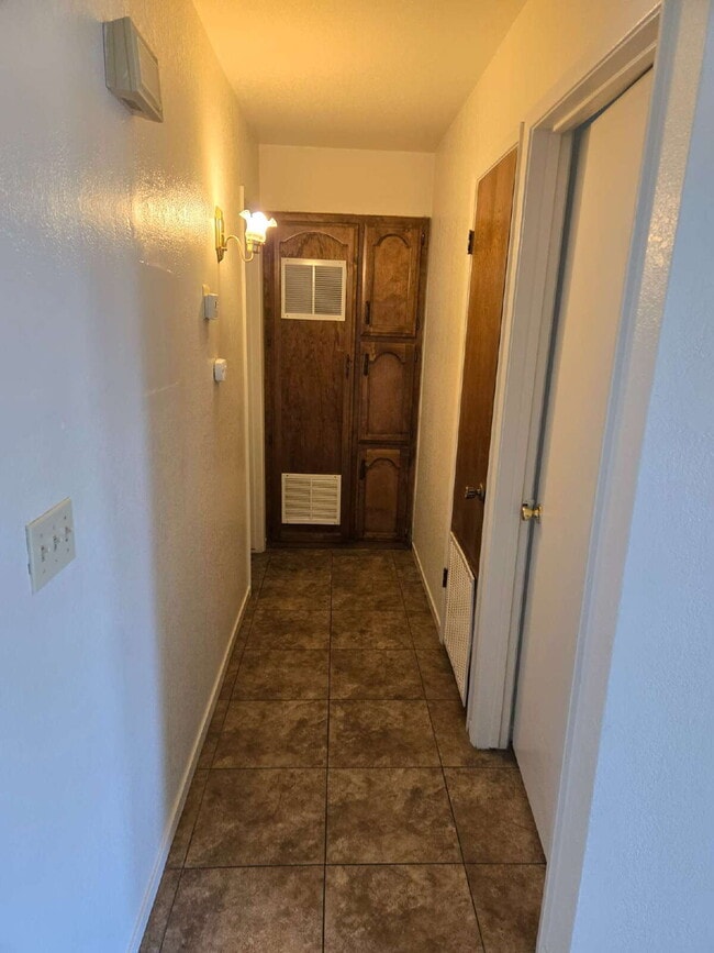 Building Photo - Ready Now! One bedroom apartment home with unbeatable location!