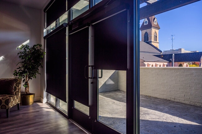 Building Photo - 423 W College Ave