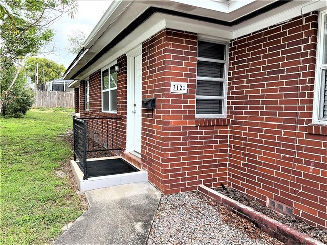 Building Photo - 310 E Poinsettia St