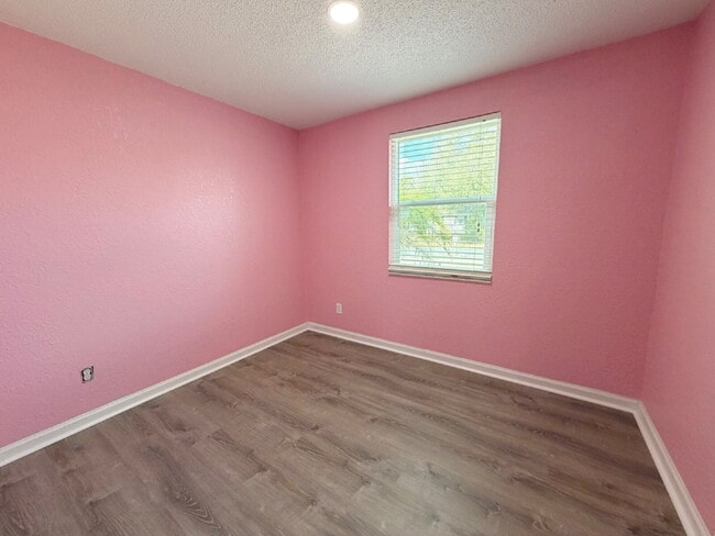 Building Photo - "Spacious 4-Bedroom Retreat with 2 Full Baths in Beautiful Seminole!"