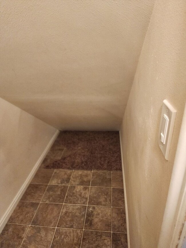 Building Photo - Charming Townhome