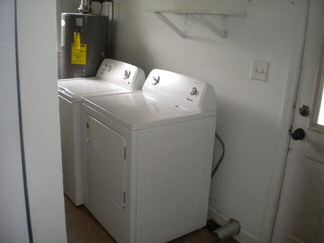 Building Photo - Pet Friendly 3 bedroom, 1 bath