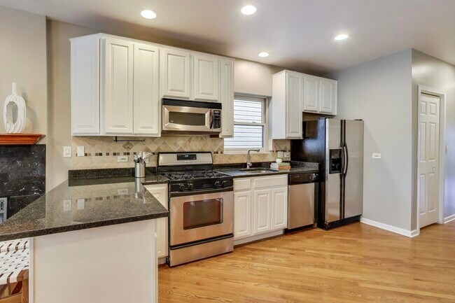 Building Photo - 2733 W Potomac Ave