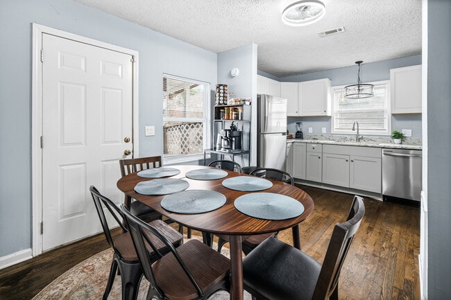 Building Photo - 866 United Ave SE