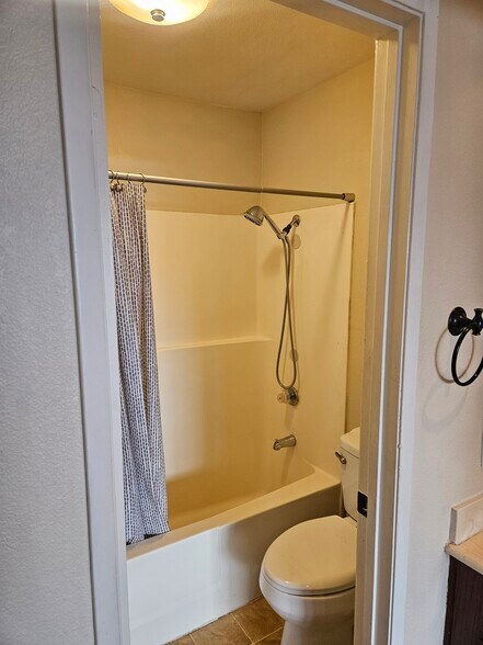 Building Photo - 2519 Chandler Ave