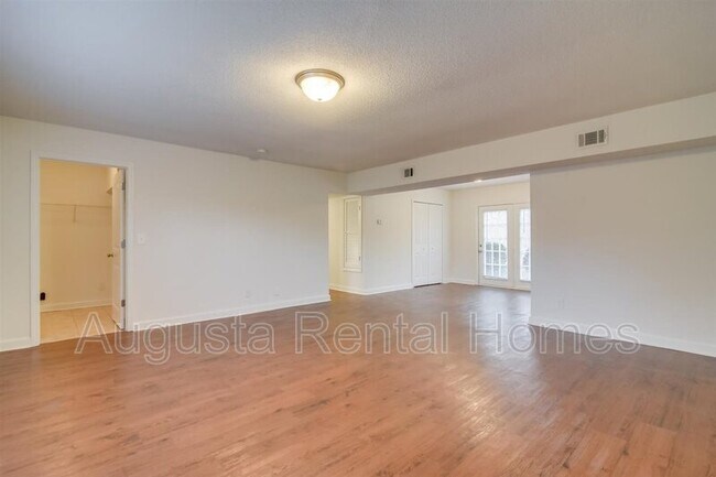 Building Photo - 2905 Arrowhead Dr