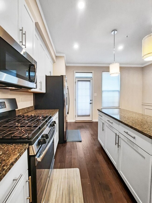 Building Photo - 3BR/3BA TH with Luxury Upgrades + Tesla Ch...