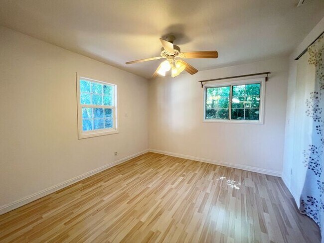 Building Photo - 2 bed 1 bath + Bonus Room
