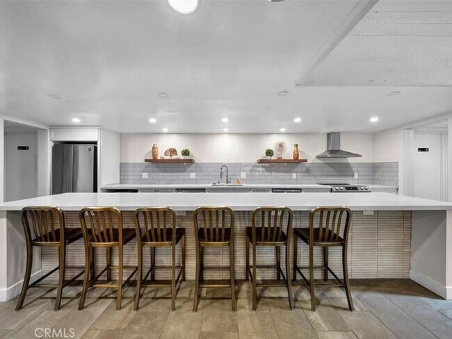 Building Photo - 1 Bedroom Condo within gated complex in Playa del Rey