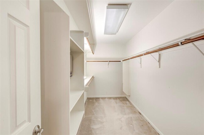 Building Photo - 15220 Fernhill Dr