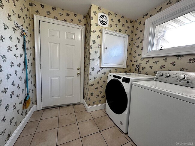 Building Photo - 1090 Bayhead Dr