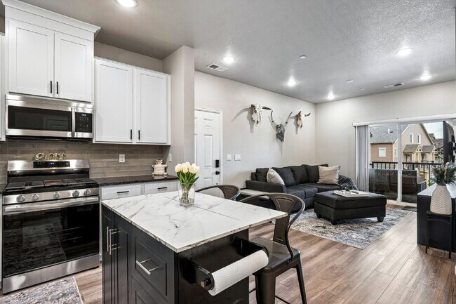 Building Photo - "Charming 2-Bed, 2-Bath Condo Retreat in Littleton - 870 Sq Ft of Cozy Elegance!"