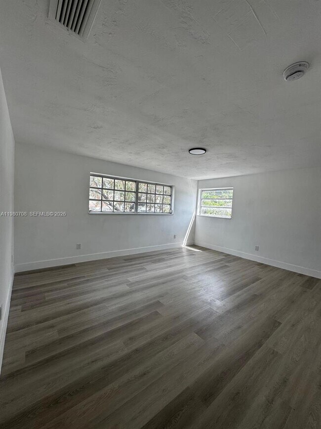 Building Photo - 11840 NE 19th Dr