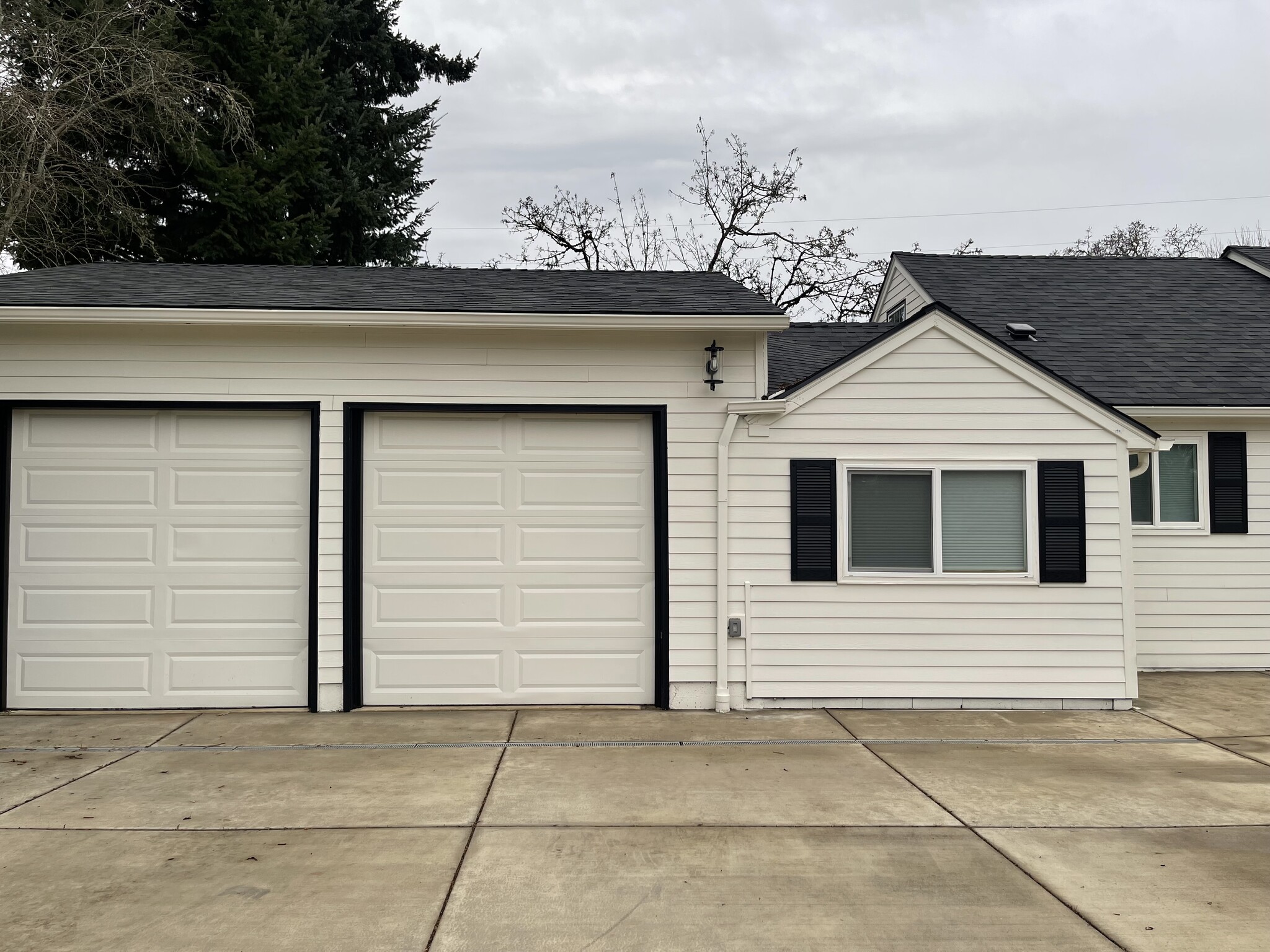 Building Photo - 255 Southview Pl S