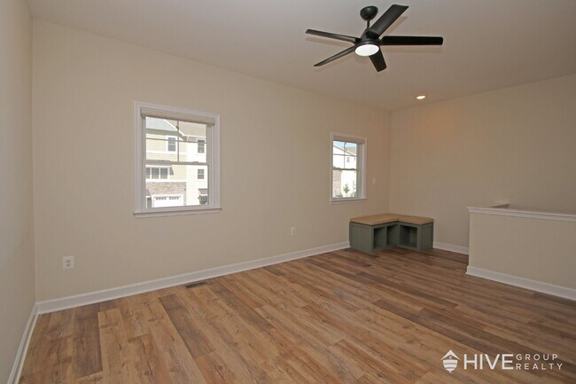 Building Photo - "Impressive 3-Bed Townhouse with Fenced in Backyard!"