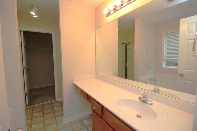 Building Photo - Walking distance to Downtown Sugar Hill!