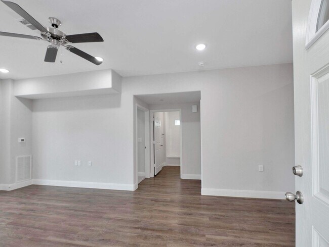 Building Photo - 430 Schmidt Rd