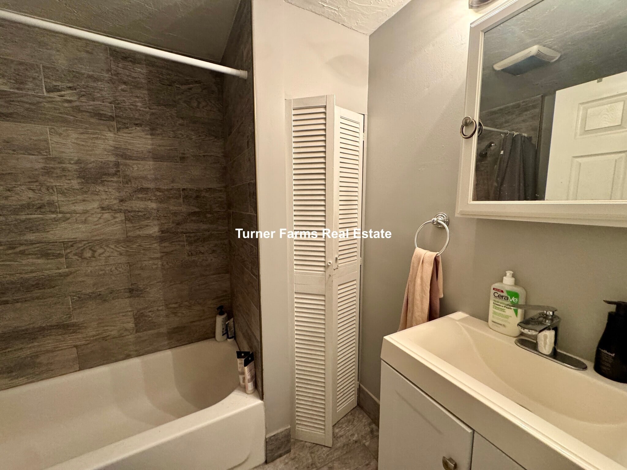 Building Photo - 96 Calumet St