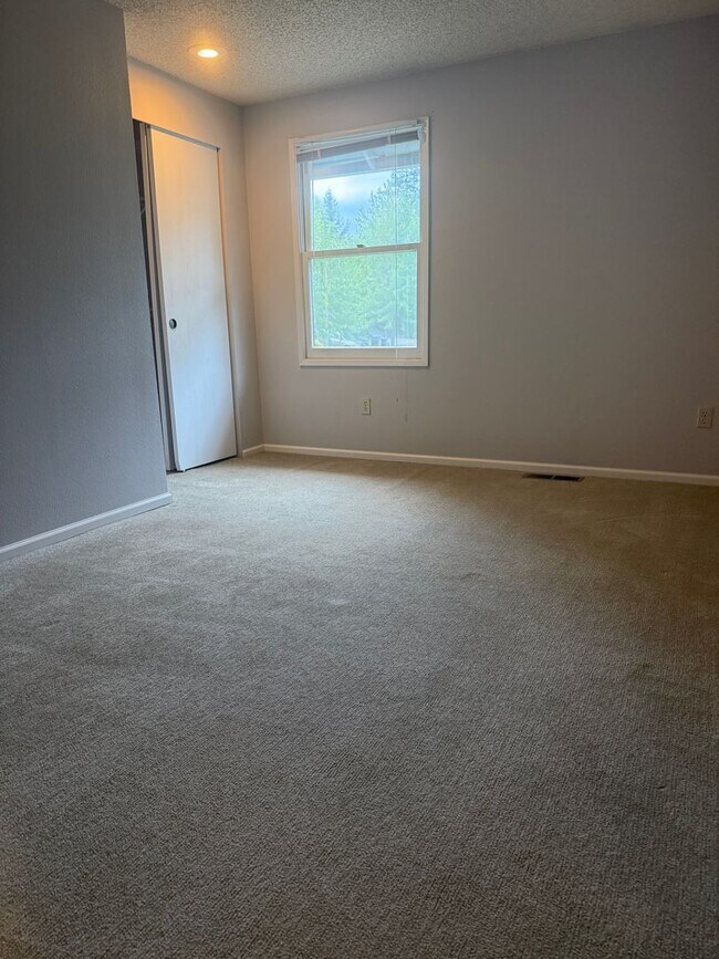Building Photo - $3850.00 3 Bedroom 2.5 Bath Modern Style Home in Kirkland