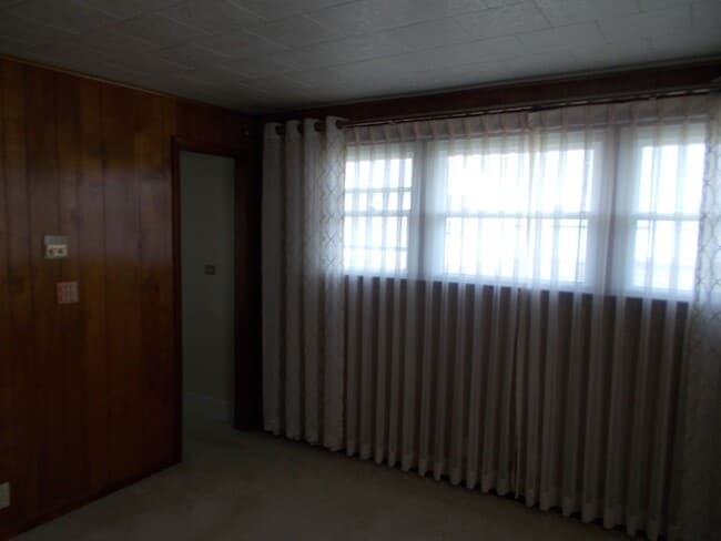 Building Photo - Spacious & Beautifully Maintained 3-Bedroo...