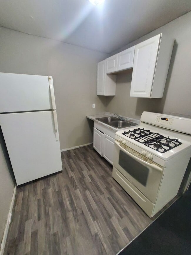 Building Photo - 2214-2220 W Hopkins St. (8 Unit)