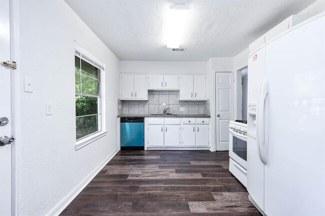 Building Photo - 5711 Lyndhurst Dr