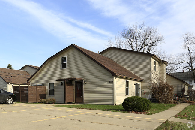 Primary Photo - Woodbine Apartments