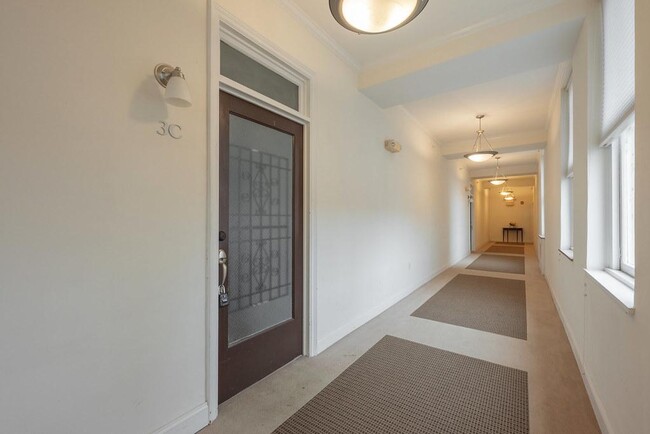 Building Photo - 212 E Clay St