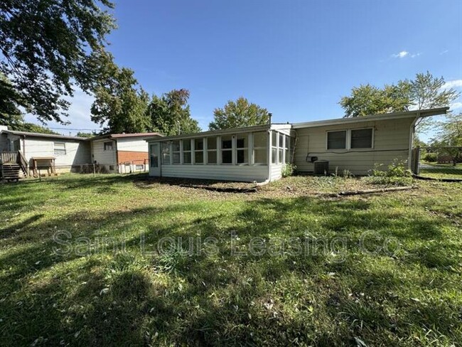 Building Photo - 1945 Thunderbird Ave