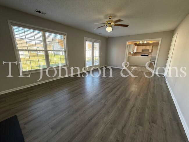 Building Photo - Spacious 4 Bedroom Home with Modern Comfor...