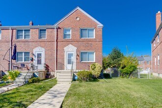 Building Photo - Charming End-Unit Townhome