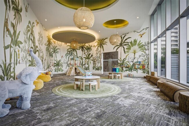 Building Photo - 700 NE 24th St