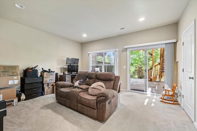 Building Photo - 3-Level Townhome in Woodstream!