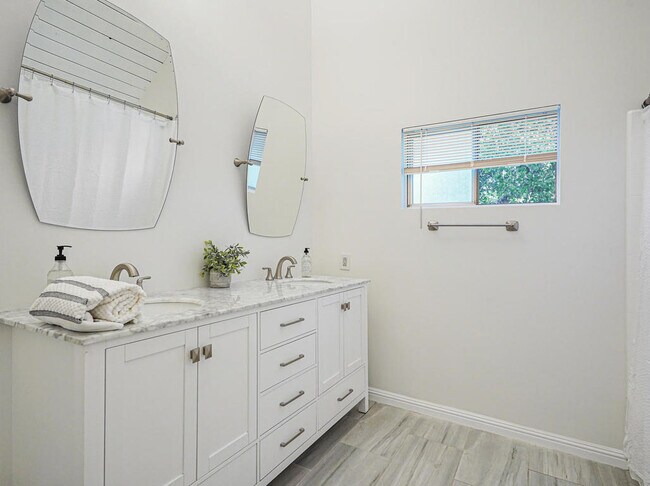 Building Photo - 4236 Ensenada Dr